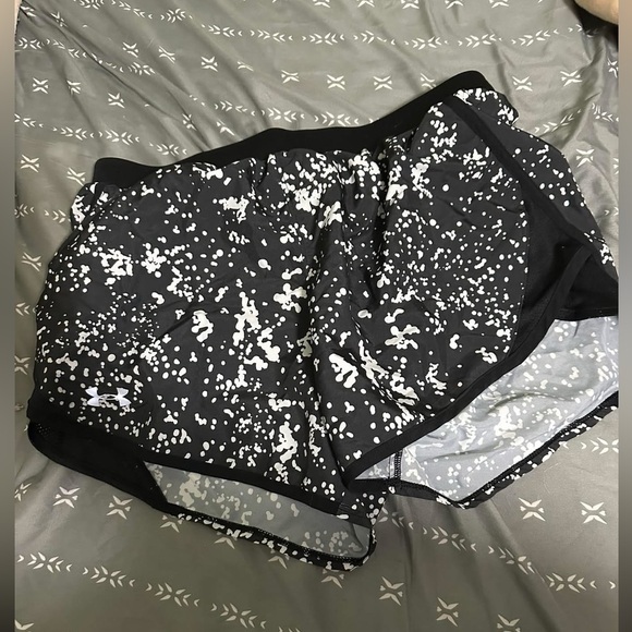Under Armour Monochrome Splatter Athletic Shorts Size Medijm - Picture 1 of 2